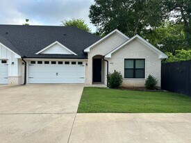 10728 County Rd 169 in Flint, TX - Building Photo