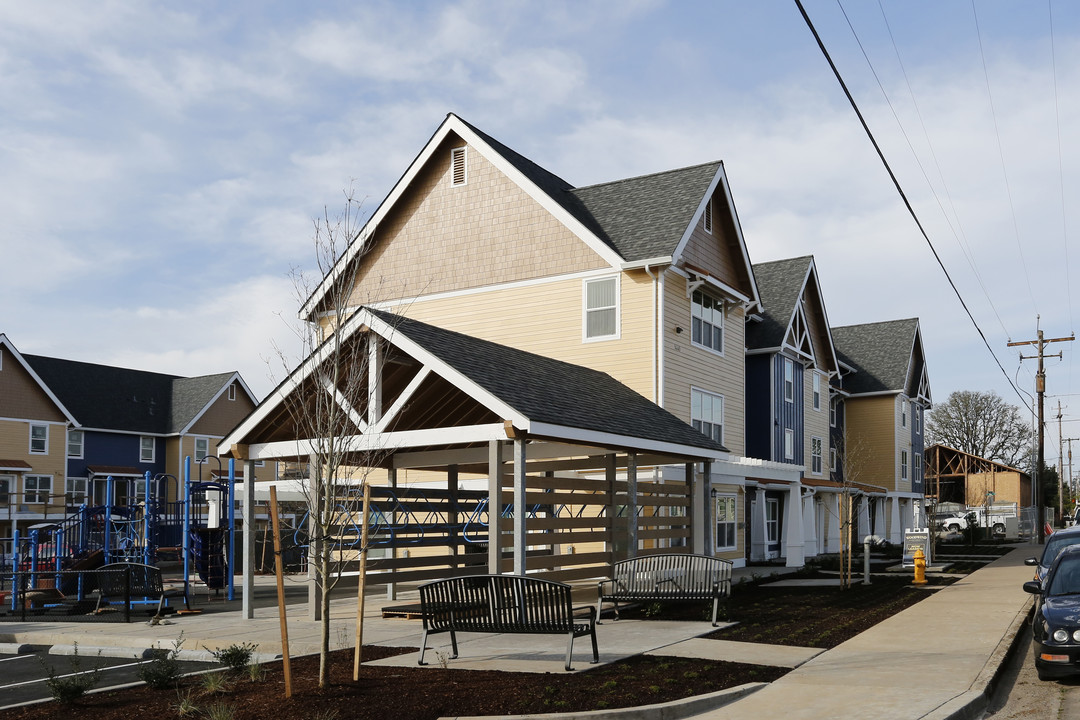 Woodwind Apartments in Albany, OR - Building Photo