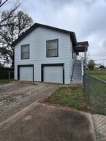 204 Holderrieth Blvd in Tomball, TX - Building Photo