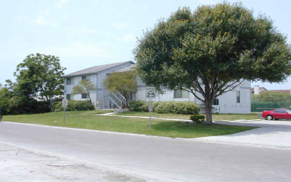 600 Nicholas Dr in Dunedin, FL - Foto de edificio - Building Photo