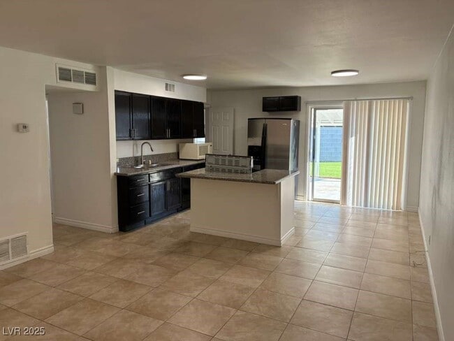 6121 Granada Cir in Las Vegas, NV - Building Photo - Building Photo