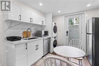 523 Pinegrove Rd in Oakville, ON - Building Photo - Building Photo