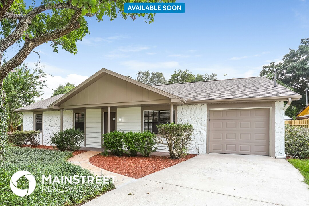 302 N Miller Rd in Valrico, FL - Building Photo