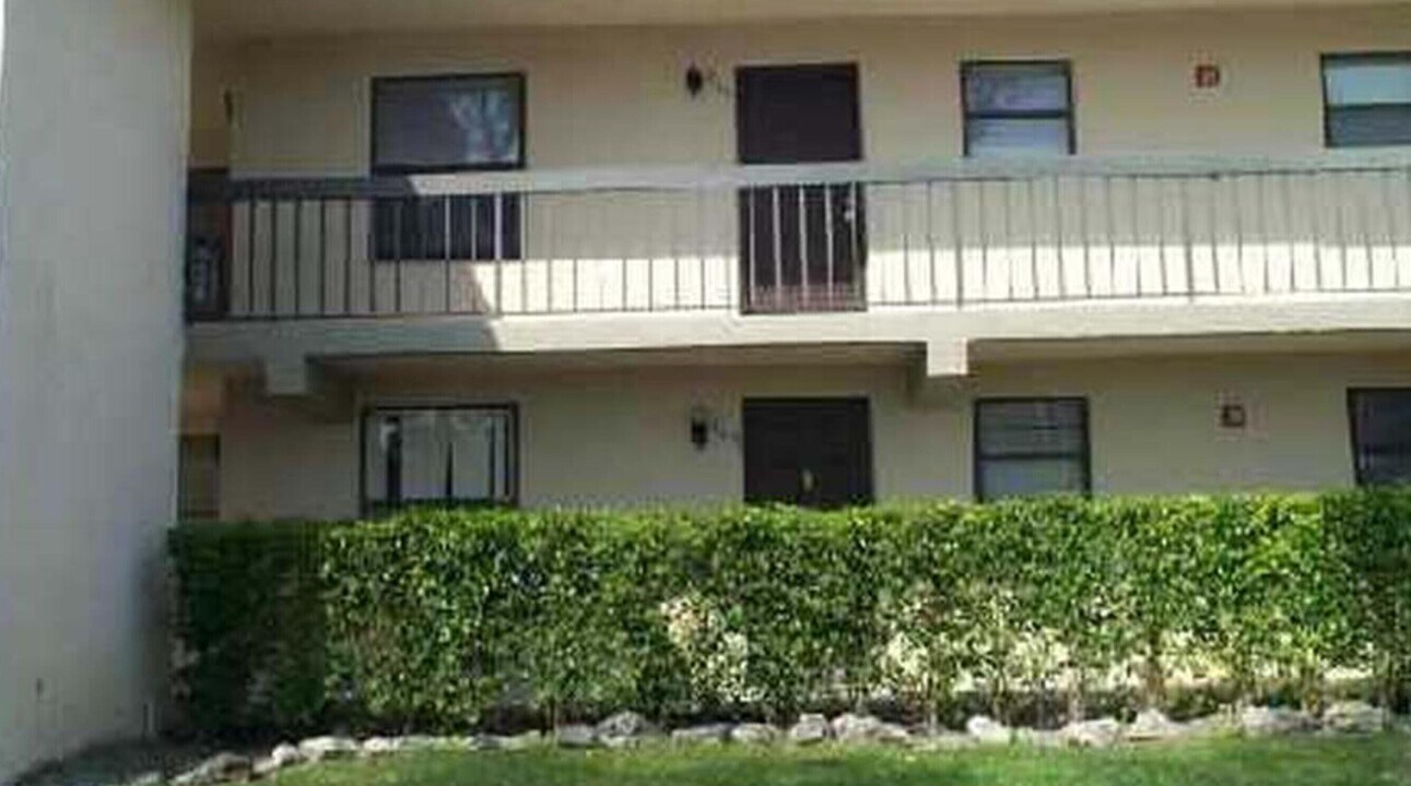 21911 Lake Forest Cir in Boca Raton, FL - Building Photo