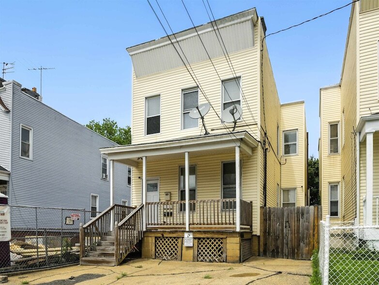 32 Gardner Ave in Jersey City, NJ - Building Photo
