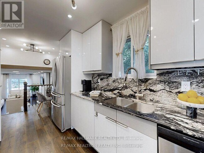 33 Angus Dr in Toronto, ON - Building Photo - Building Photo