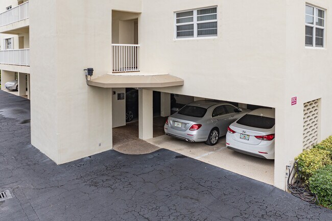 Cambridge Condominiums in Fort Lauderdale, FL - Building Photo - Building Photo
