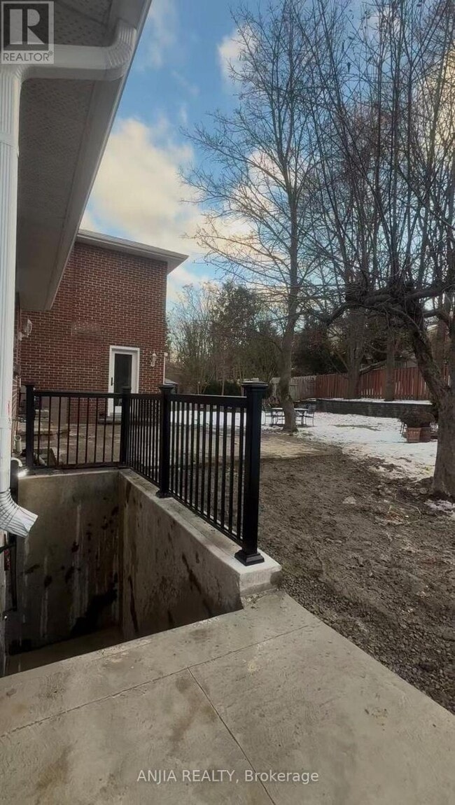 property at 2482 Robin Dr