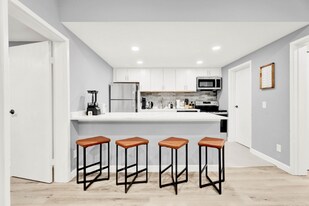 6 Roanoke Ln in Rochester Hills, MI - Building Photo