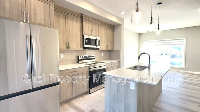 484 Edgemont Dr in Edmonton, AB - Building Photo - Building Photo