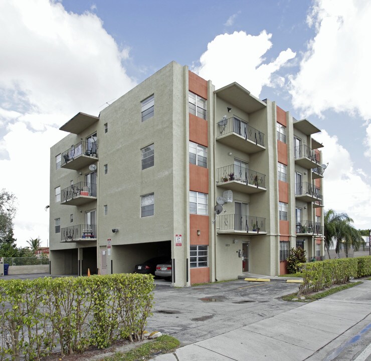 5875 W Flagler St in Miami, FL - Building Photo