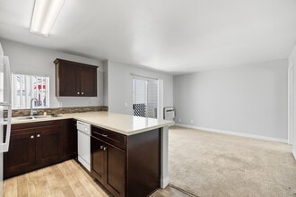 Village Green Senior Community in Escondido, CA - Foto de edificio - Interior Photo
