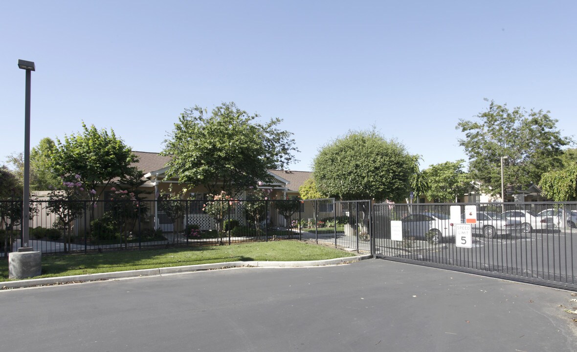 Sycamore Place Senior Housing in Brentwood, CA - Foto de edificio