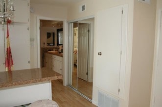 400 N Acacia Ave, Unit B34 in Fullerton, CA - Foto de edificio - Building Photo