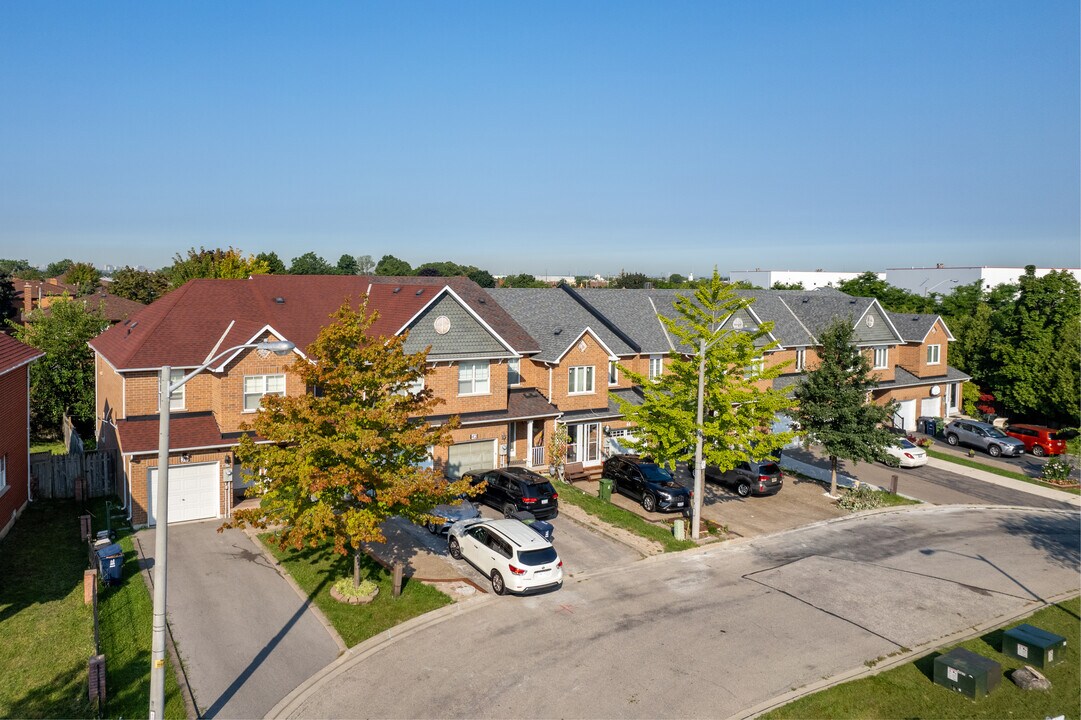 29 Mattari Crt in Toronto, ON - Building Photo