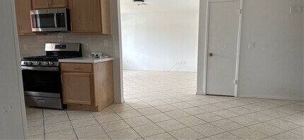 1023 Alila Ave in Delano, CA - Building Photo - Building Photo