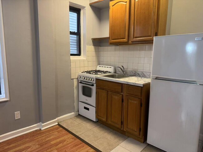 30-98 Crescent St-Unit -2A in Queens, NY - Building Photo - Building Photo