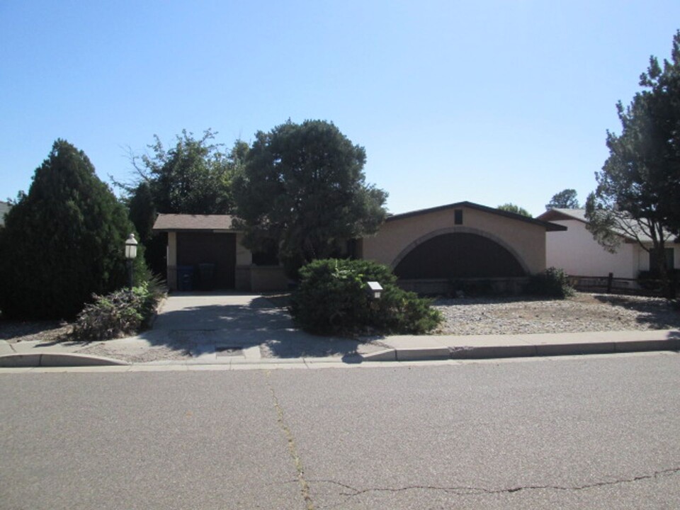 6008 Lejano Ave NE in Albuquerque, NM - Foto de edificio