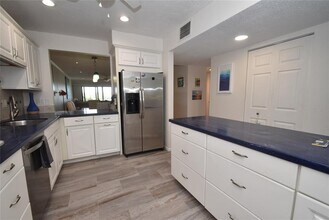 1520 Pelican Point Dr in Sarasota, FL - Building Photo - Building Photo