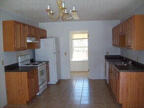 984 Live Oak Dr in Hinesville, GA - Building Photo - Building Photo