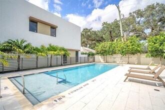 4181 N Oak Pl in Dania Beach, FL - Building Photo - Building Photo