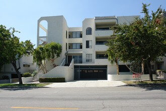 611 E Angeleno Apartments in Burbank, CA - Building Photo - Building Photo