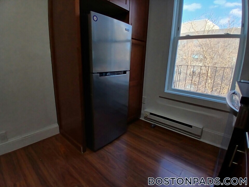 682 Parker St in Boston, MA - Building Photo