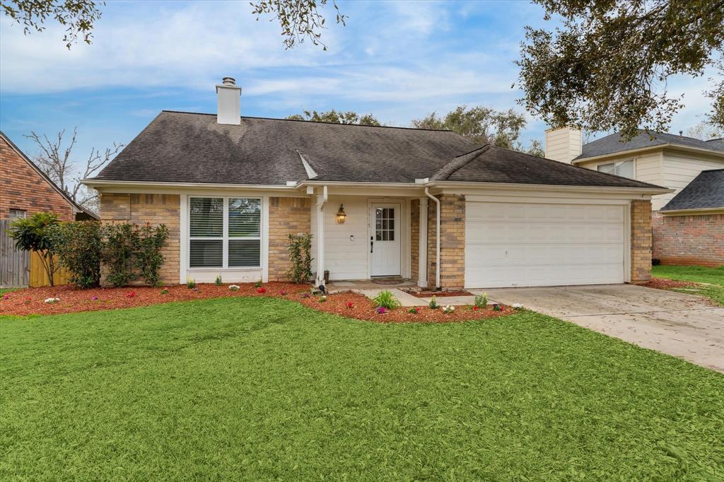 3915 Flintrock Ln in Sugar Land, TX - Building Photo