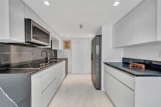 401 Ocean Dr, Unit 1007 in Miami Beach, FL - Building Photo - Building Photo