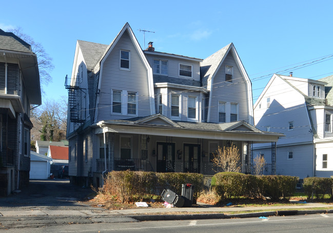 133 Pelham Rd in New Rochelle, NY - Building Photo - Building Photo