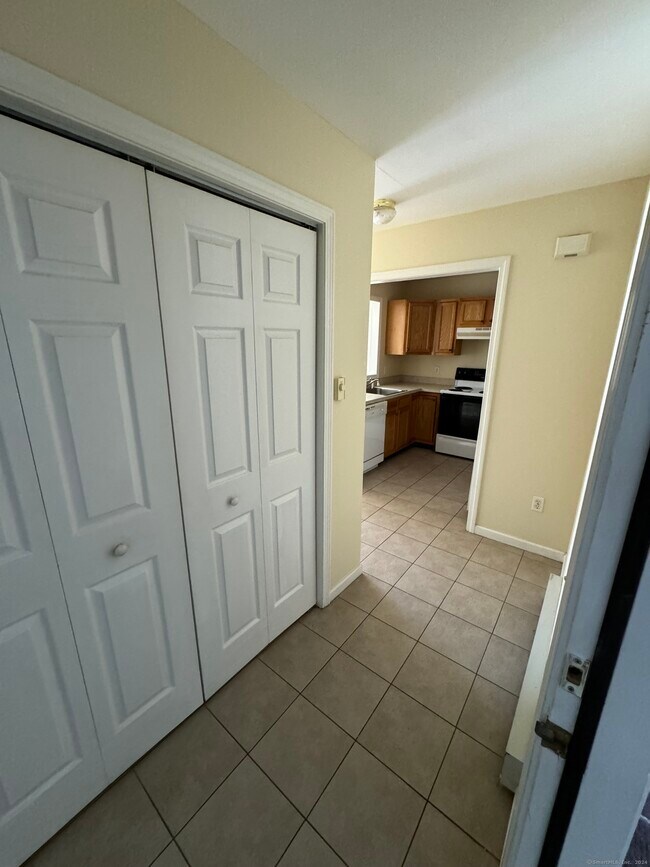 35 Warwick St, Unit 5 in New Haven, CT - Foto de edificio - Building Photo