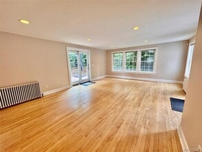 2 Ruth Ln in Glenwood Landing, NY - Building Photo - Building Photo