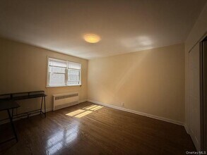 42-04 28th Ave in Queens, NY - Foto de edificio - Building Photo