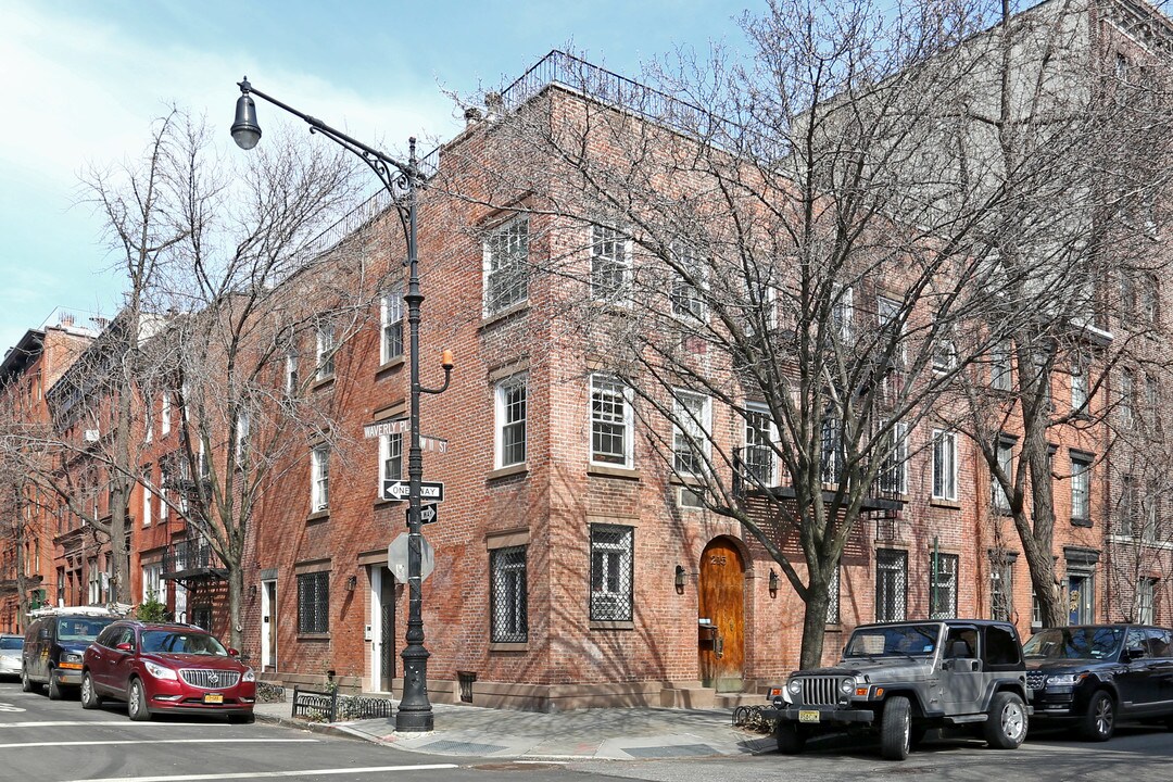 213 W 11th St in New York, NY - Building Photo