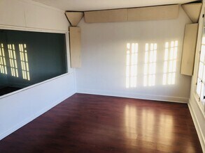 7261 1/2 Melrose Ave in Los Angeles, CA - Foto de edificio - Building Photo