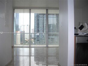 1060 Brickell Ave, Unit 1409 in Miami, FL - Foto de edificio - Building Photo