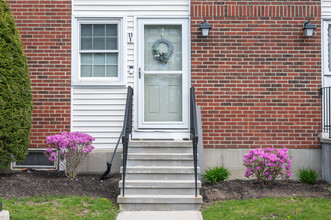 Bristol Square Condominiums in South Easton, MA - Foto de edificio - Building Photo