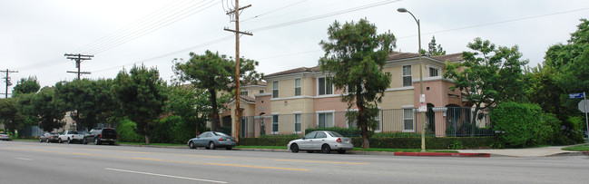 Ashwood Court Apartments in Northridge, CA - Building Photo - Building Photo