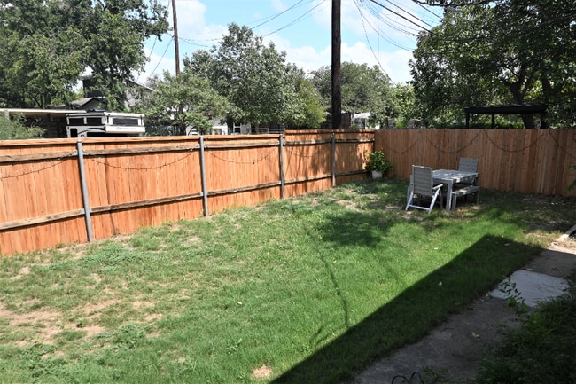 7617 Watson St in Austin, TX - Foto de edificio - Building Photo