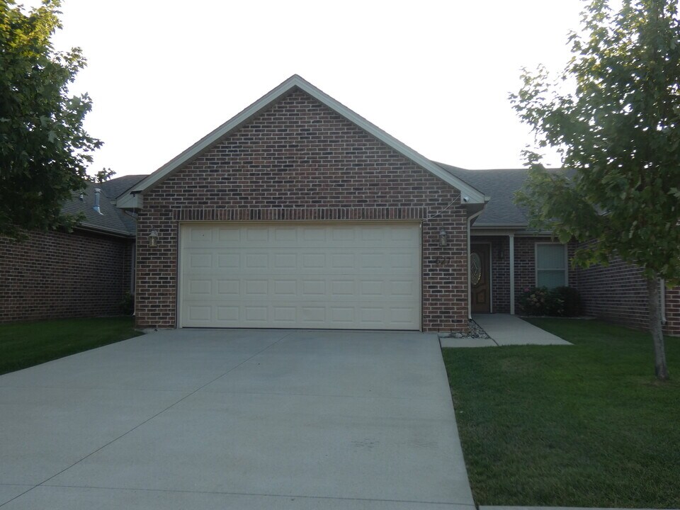 627 N Edgemere Dr in Bourbonnais, IL - Building Photo