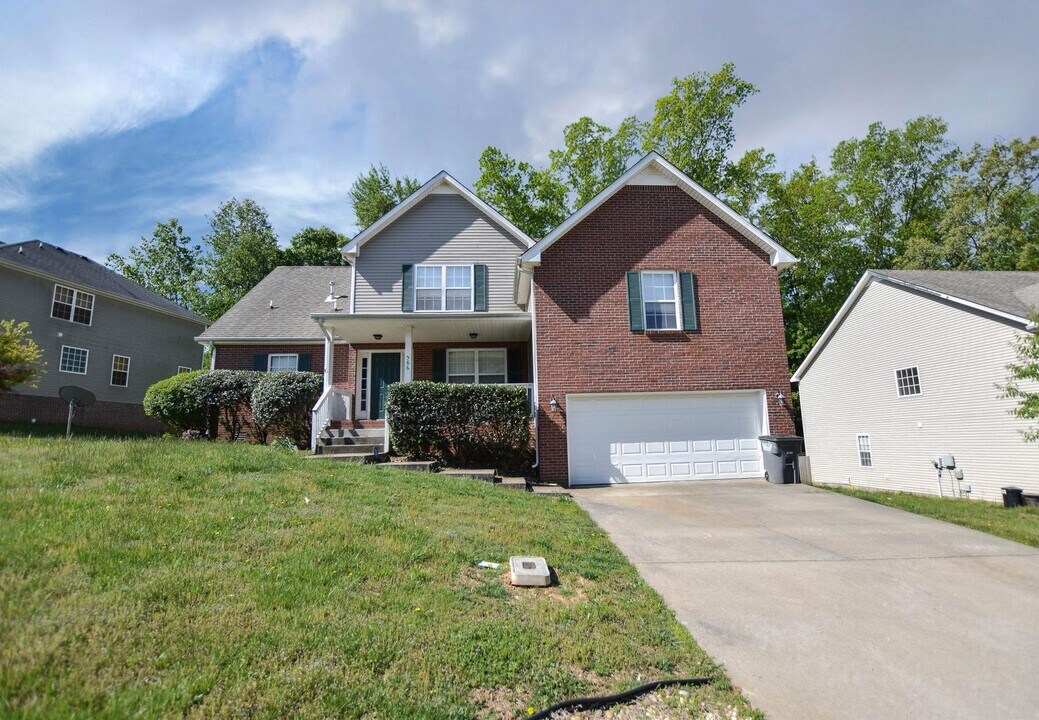 566 Winding Bluff Way in Clarksville, TN - Building Photo