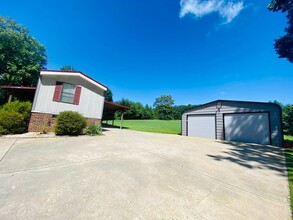 2493 Hunting Creek Rd in North Wilkesboro, NC - Building Photo - Building Photo