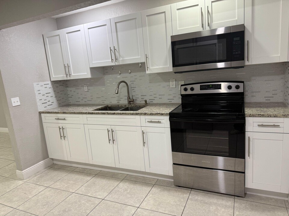 5671 Coconut Rd in West Palm Beach, FL - Building Photo