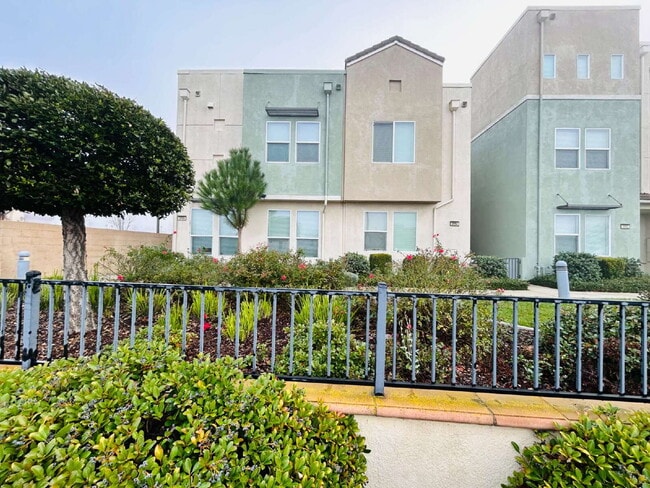 3998 E Commerce Way in Sacramento, CA - Building Photo - Building Photo