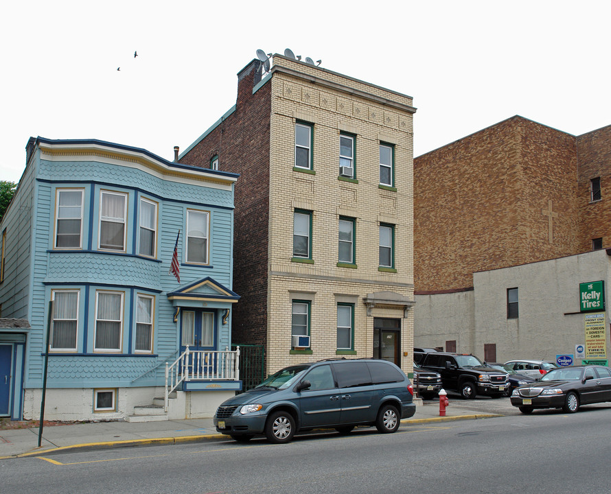 576 32nd St in Union City, NJ - Building Photo