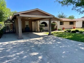 1213 Royal Crown Dr in Eagle Pass, TX - Building Photo - Building Photo