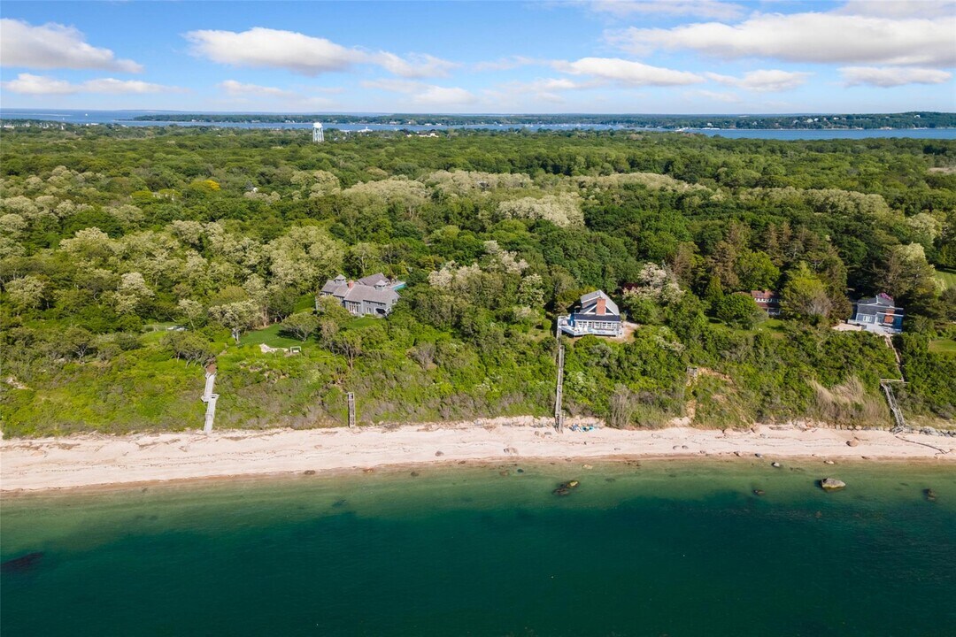 63615 N Rd in Greenport, NY - Building Photo