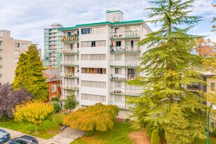 1325 W 14th Ave in Vancouver, BC - Building Photo