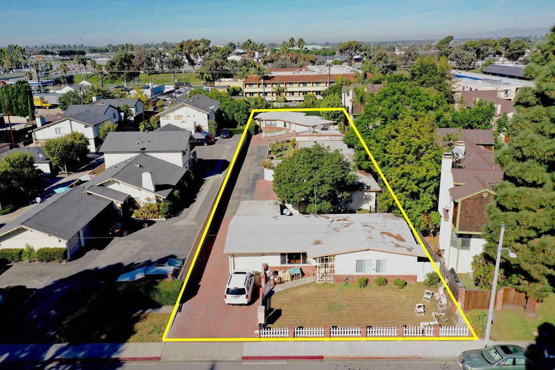 2641 Elden Ave in Costa Mesa, CA - Building Photo