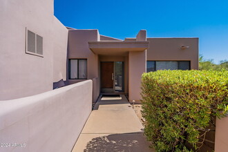 9240 E Whitethorn Cir in Scottsdale, AZ - Foto de edificio - Building Photo